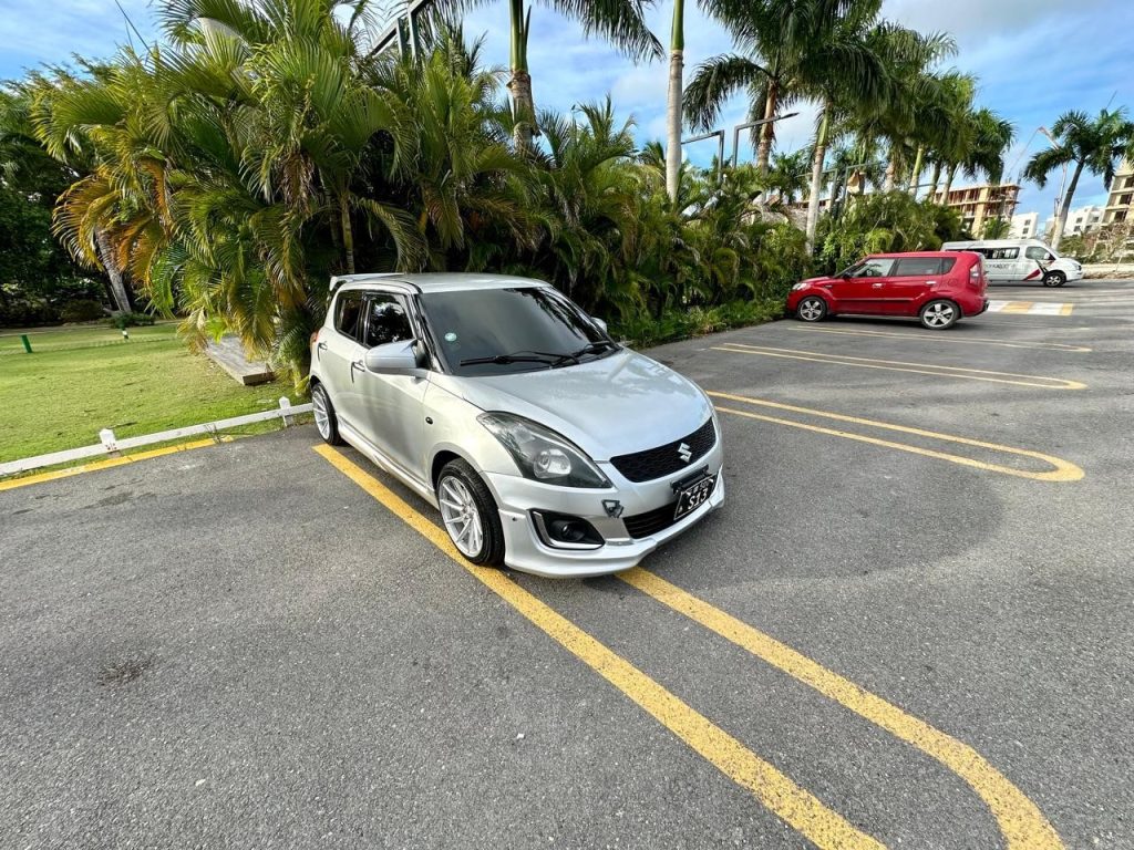 Nissan note 2016 3 Cilindro color blanco en República Dominicana