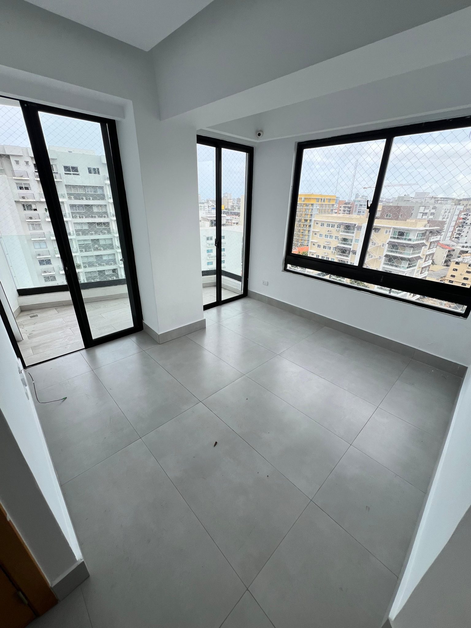 Alquilo Apto en Bella Vista amueblado bien amplio. en República Dominicana