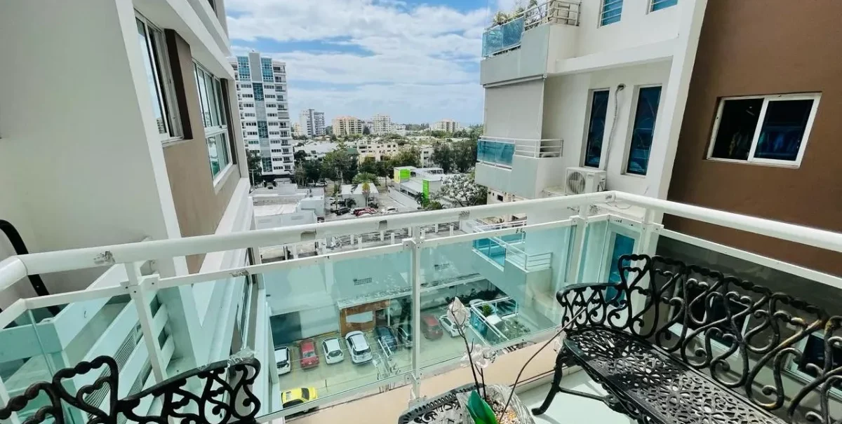 A125 .-piantini .-230 Mts 3 Dormitorios, Línea Blanca Y Aires, Mejor Zona De Piantini, Pegado Acrópolis. en República Dominicana